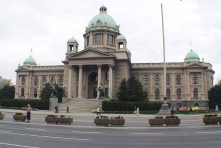 Prozorsko staklo palo sa zgrade Skupštine Srbije