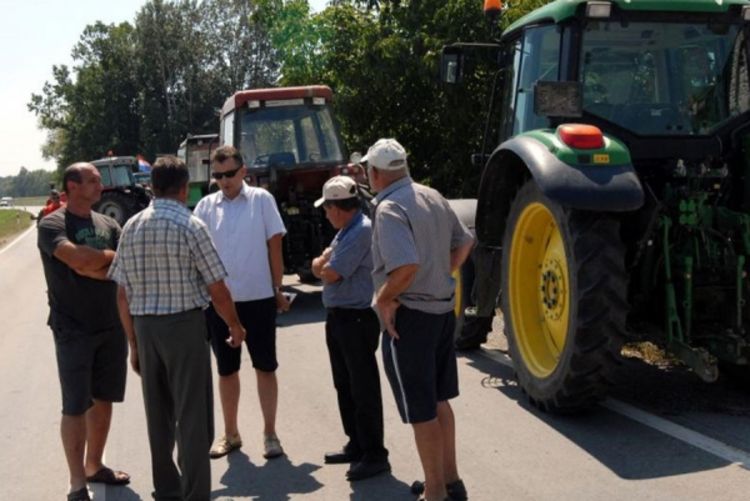 Seljaci blokirali puteve, policija prijeti kaznama