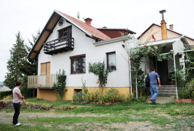 U Kozarskoj Dubici izbjegnuta tragedija: Bacala bombe u kući i dvorištu