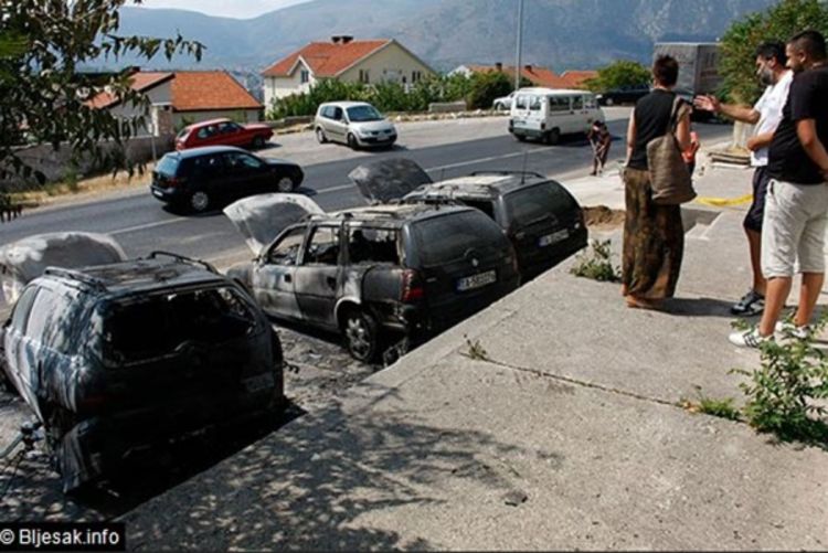 Mostar: Konkurencija zapalila automobile nove taksi službe?