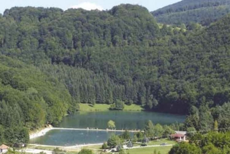 Voda u jezerima Balkana neispravna za kupanje, table upozorenja nestale