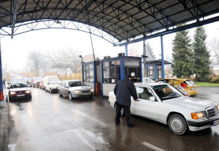 Na Doljanima se čeka sat i 45 minuta