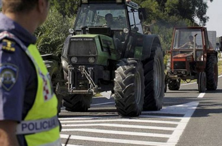 Seljaci krenuli na Zagreb, policija kod Osijeka zaustavila 50 traktora