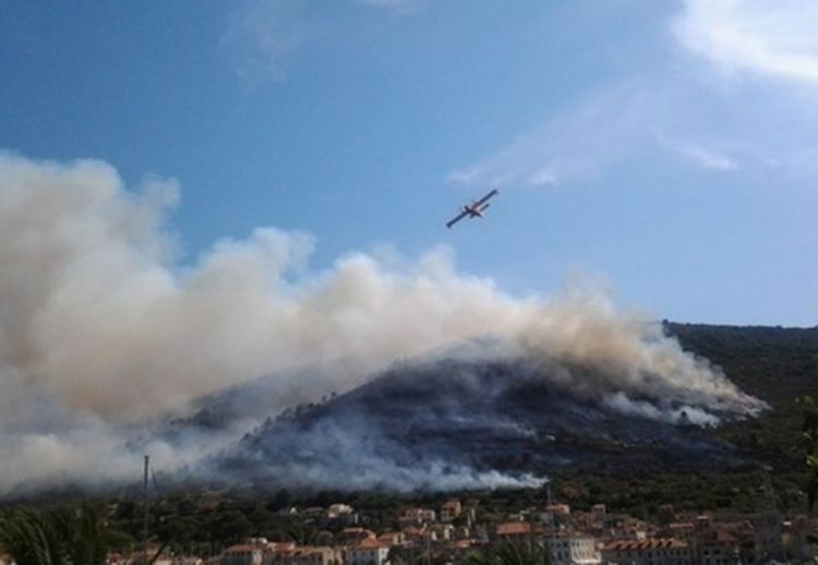Vatra u blizini kuća