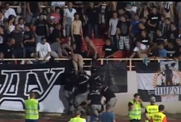 Policija skinula gaće navijaču Partizana