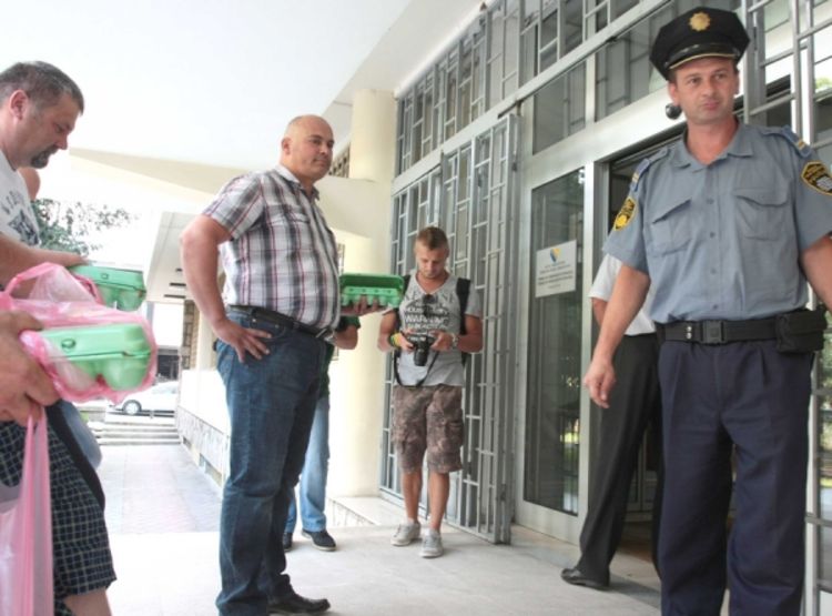 Poljoprivrednici jajima htjeli gađati zgradu Ministarstva finansija FBiH