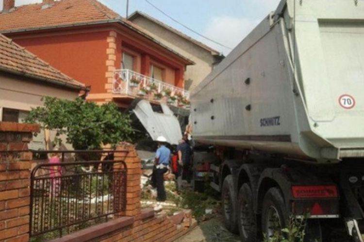 Kamionom uletio u kuću