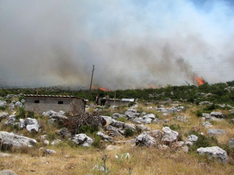 Vatra na Slatini prijeti brani i putu
