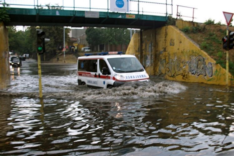 Nevrijeme u Nišu: Poplavljene ulice, automobili zarobljeni u vodi