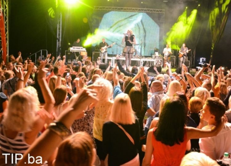 Lepa Brena održala koncert na jezeru Modrac