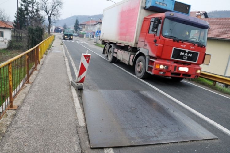 Metalna ploča i dalje "krasi" most, popravak tek 2014.