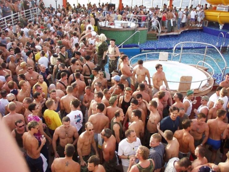 U Kotor stiže kruzer sa više od 2000 gejeva