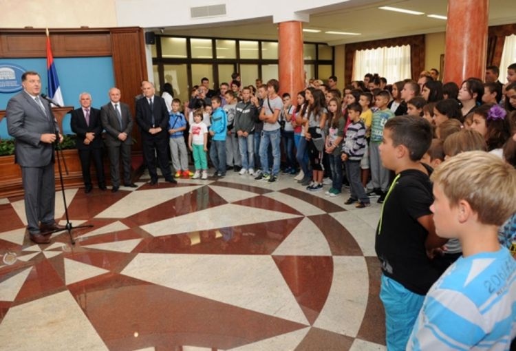 Dodik donirao djeci po 500 KM