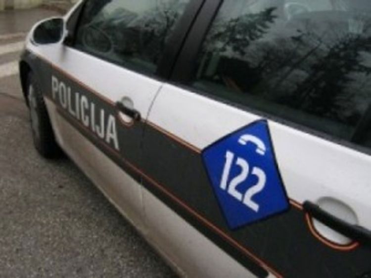 Razbojnici. oteli auto koje su potom zapalili