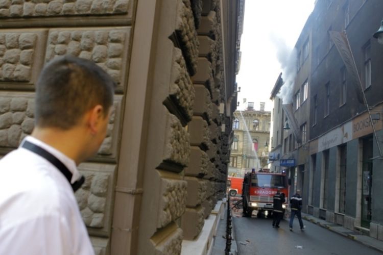 Drama u centru Sarajeva: Spasio starca iz stana u plamenu