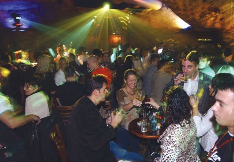 Bosanci i Srbi najmanje troše u kafani, šampioni Slovenci