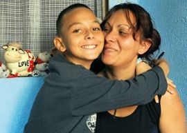 Dječak koji prodaje crteže na ulici da preživi: Mama će dobiti posao