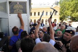 Tri demonstranta puštena