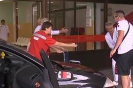 Ćelin sin nakon ranjavanja na nogama u operacionu salu
