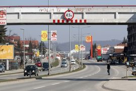 Od 40 pješaka 22 idu ispod pasarele