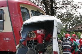 Devetoro mrtvih u sudaru minibusa i voza