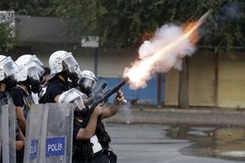 Policija suzavcem rastjeruje demonstrante