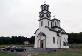 Asfaltiran prilaz i dvorište crkve u Rastuši