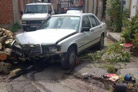 Otkazale mu kočnice na autu, zabio se u cvjećaru