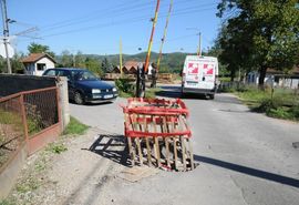 Oštećeni šaht otežava saobraćaj