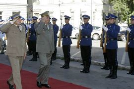 Proširiti međusobnu vojnu saradnju Srbije i BiH