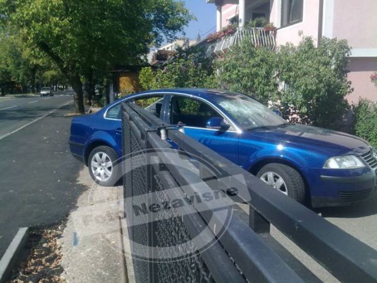 Upali u dvorište Srebrenke Golić i polupali automobil