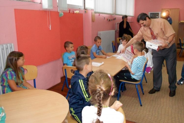 Pokloni za prvačiće u Zvorniku