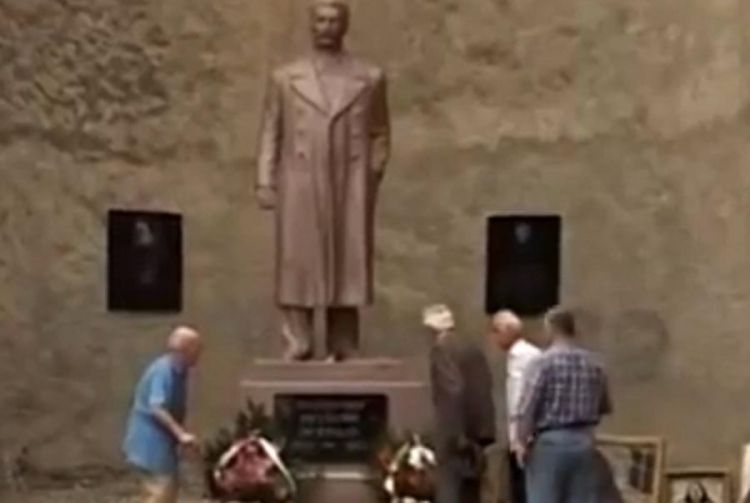 Novi Staljinov spomenik već išaran grafitima