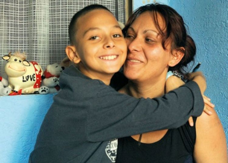 Dječak koji prodaje crteže na ulici da preživi: Mama će dobiti posao