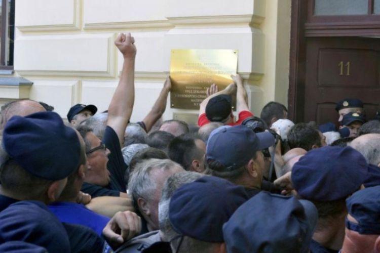 Šovinističko nasilje u Vukovaru, povod ćirilica