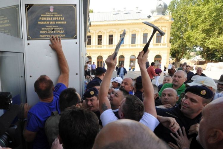 Tri demonstranta puštena
