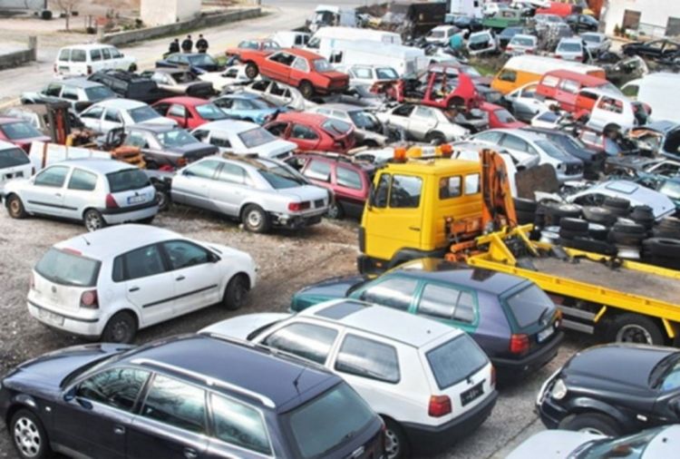 Ukradeni automobili trunu na autootpadu