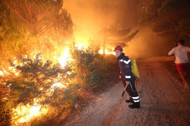 Veliki požar od Splita i dalje bukti: Evakuisano dvoje ljudi, u pomoć pristigli kanaderi