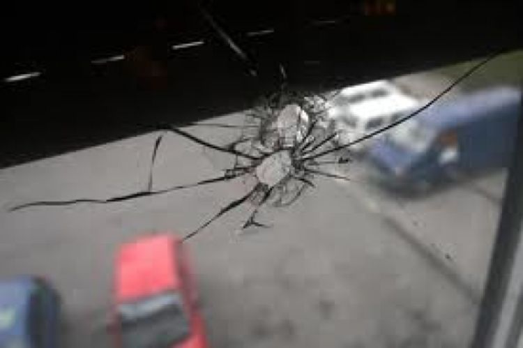 Mladić pogođen metkom kroz prozor