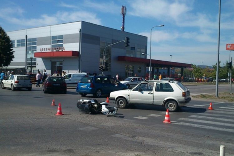 Motociklista lakše povrijeđen, o uzrocima pada kasnije