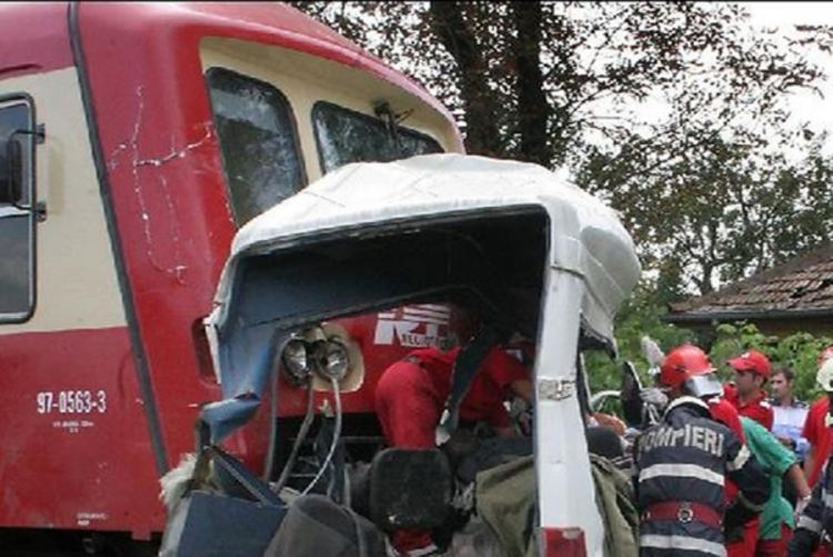 Devetoro mrtvih u sudaru minibusa i voza