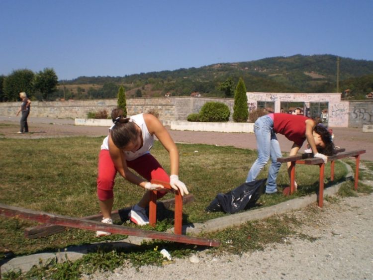 Mladi uređuju i renoviraju park u Bratuncu