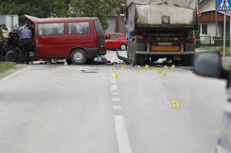 Teška saobraćajna nesreća kod Kutine: U sudaru kombija i kamiona četvoro mrtvih