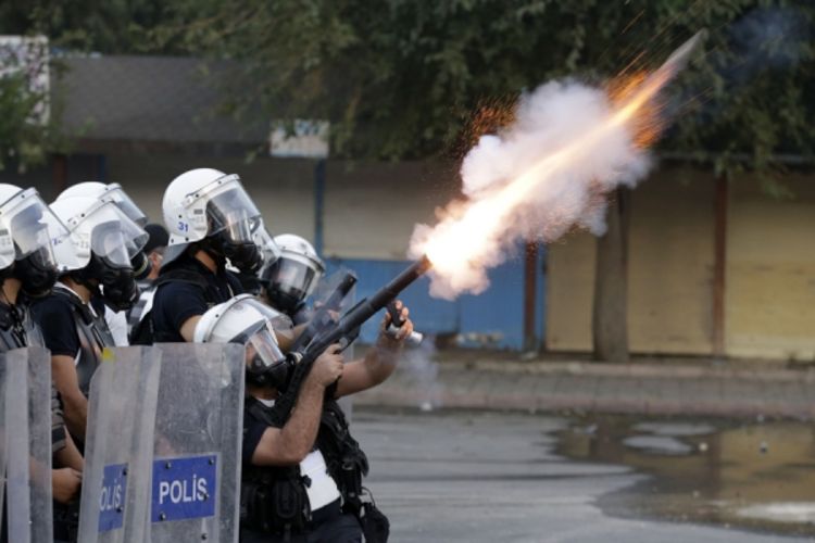 Policija suzavcem rastjeruje demonstrante