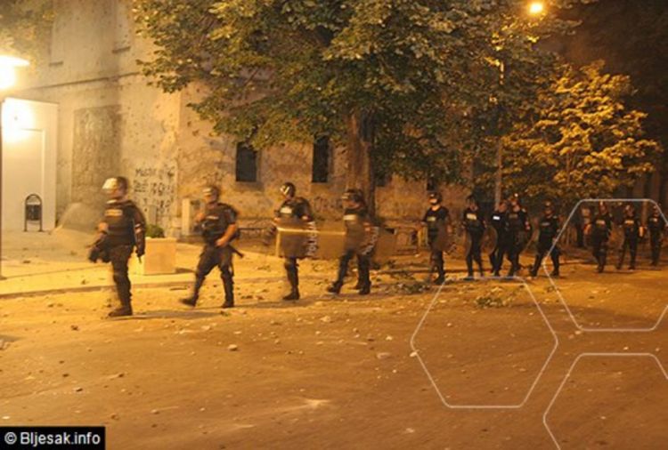 Neredi u Mostaru: Nakon završetka meča Slovačka - BiH kamenjem napadnuta policija