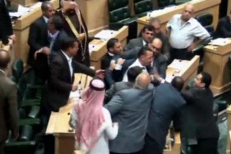 Haos u jordanskom parlamentu: Pesnice i kalašnjikov argumenti poslanika