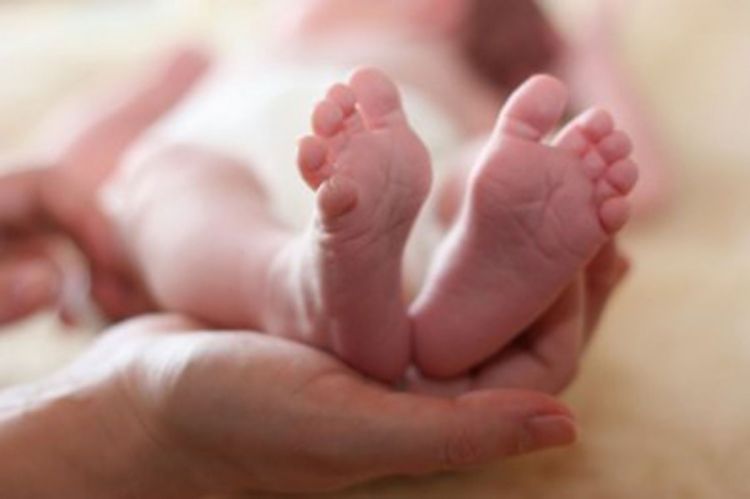 Policajac porodio ženu u kolima