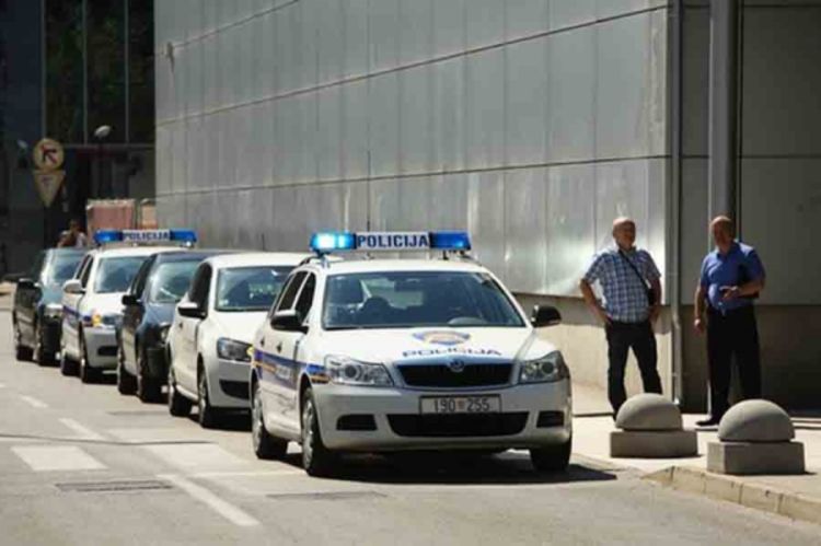 Pretukao kćerku (3) u trgovini
