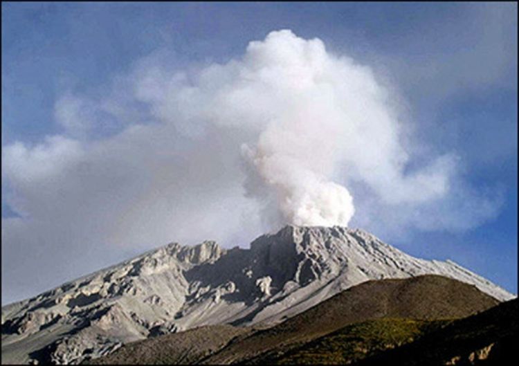Proglašeno vanredno stanje zbog erupcija vulkana Ubinas