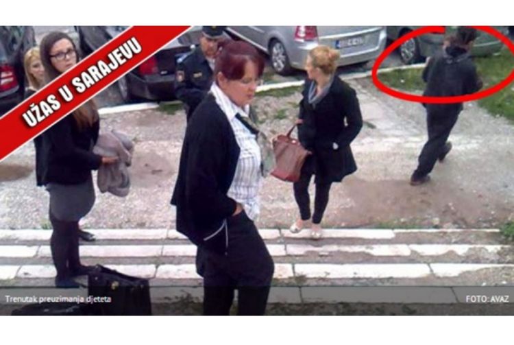 Napuštena beba puzala između automobila na parkingu